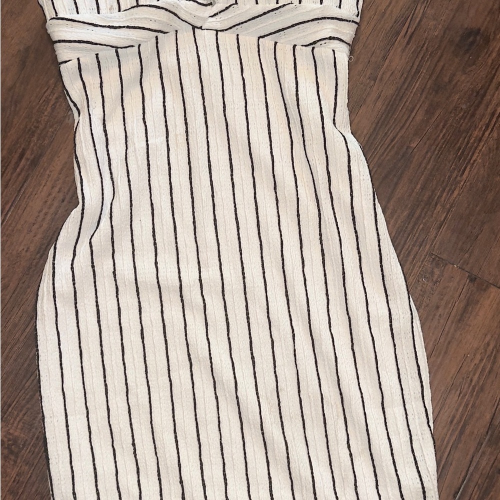 Elegant Striped White and Black Dress - Picture 3 of 9